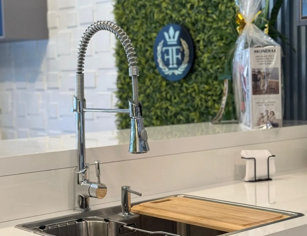 Bancada de cozinha com cuba de inox e torneira gourmet
