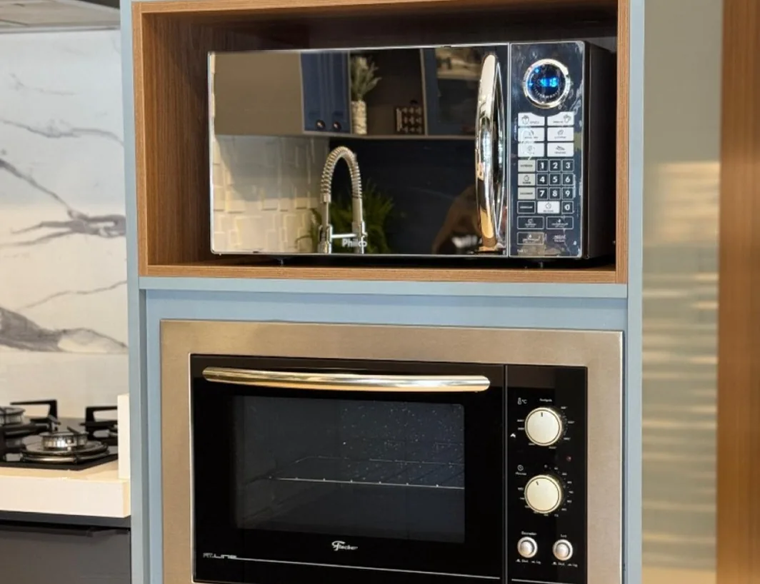 Torre quente planejada com micro-ondas e forno