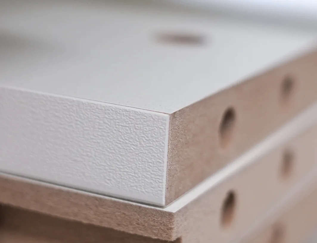 Detalhe da chapa de MDF com furação de fábrica